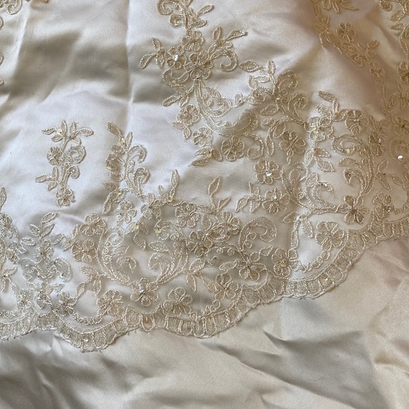 Alfred Angelo Wedding Gown - Picture 6 of 12
